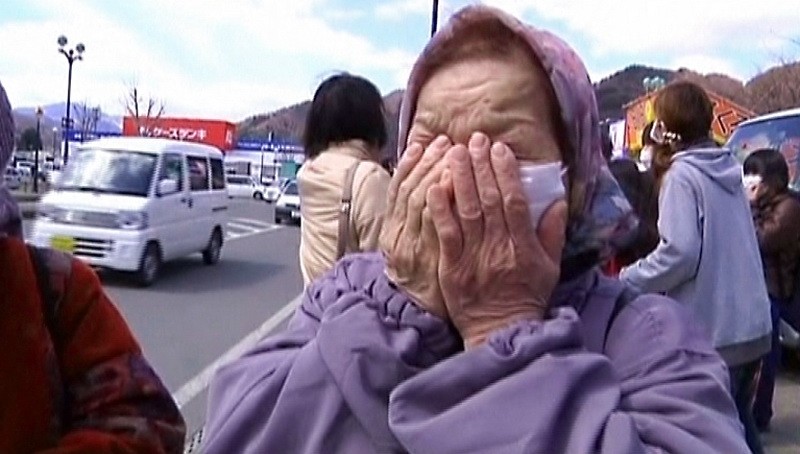 Plačúca žena v evakuačnom centre po zemetrasení v Japonsku